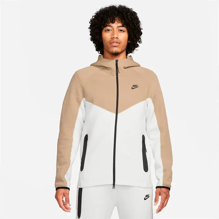 Conjunto Nike Tech Fleece Bege/Branco 2023 (New Season)
