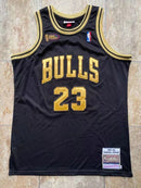 Regata NBA Chicago Bulls Retrô 1997 - 1998 Mitchell & Ness Authentic Jordan 23 - Preta