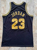 Regata NBA Chicago Bulls Retrô 1997 - 1998 Mitchell & Ness Authentic Jordan 23 - Preta