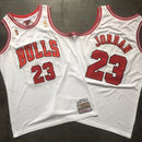 Regata NBA Chicago Bulls Retrô 1997 - 1998 Mitchell & Ness Authentic Jordan 23 - Branca