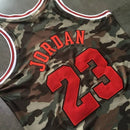 Regata NBA Chicago Bulls Retrô 1997-1998 Mitchell & Ness Authentic Jordan 23 - Camuflada